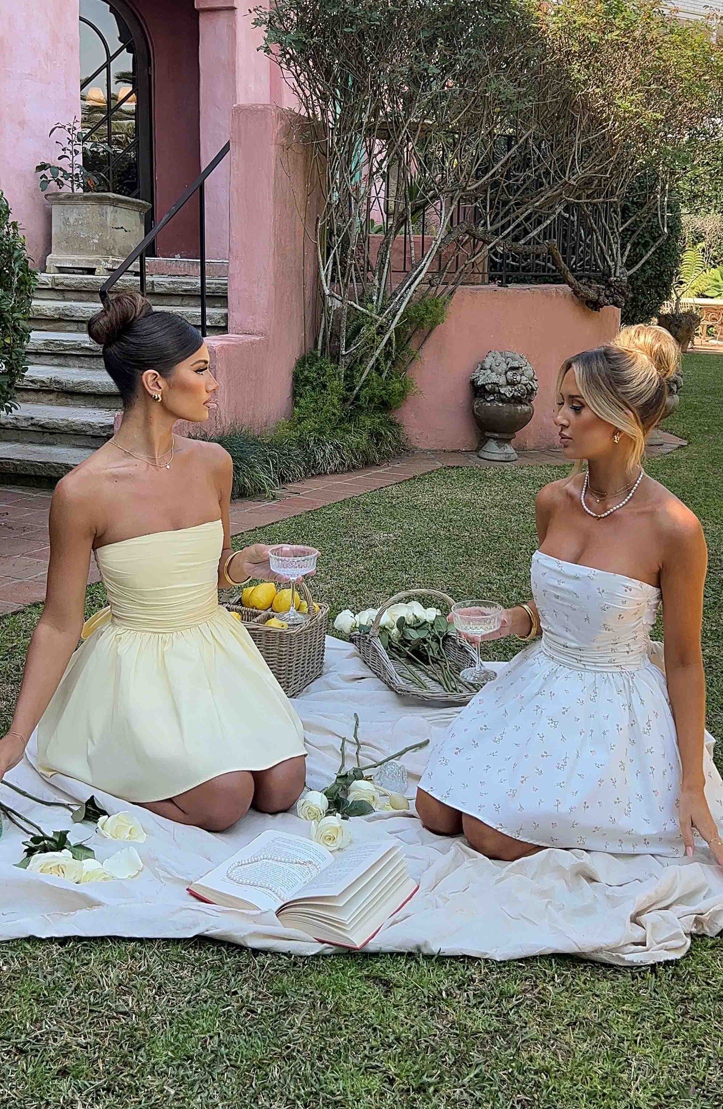 Abito da donna in stoffa blu floreale